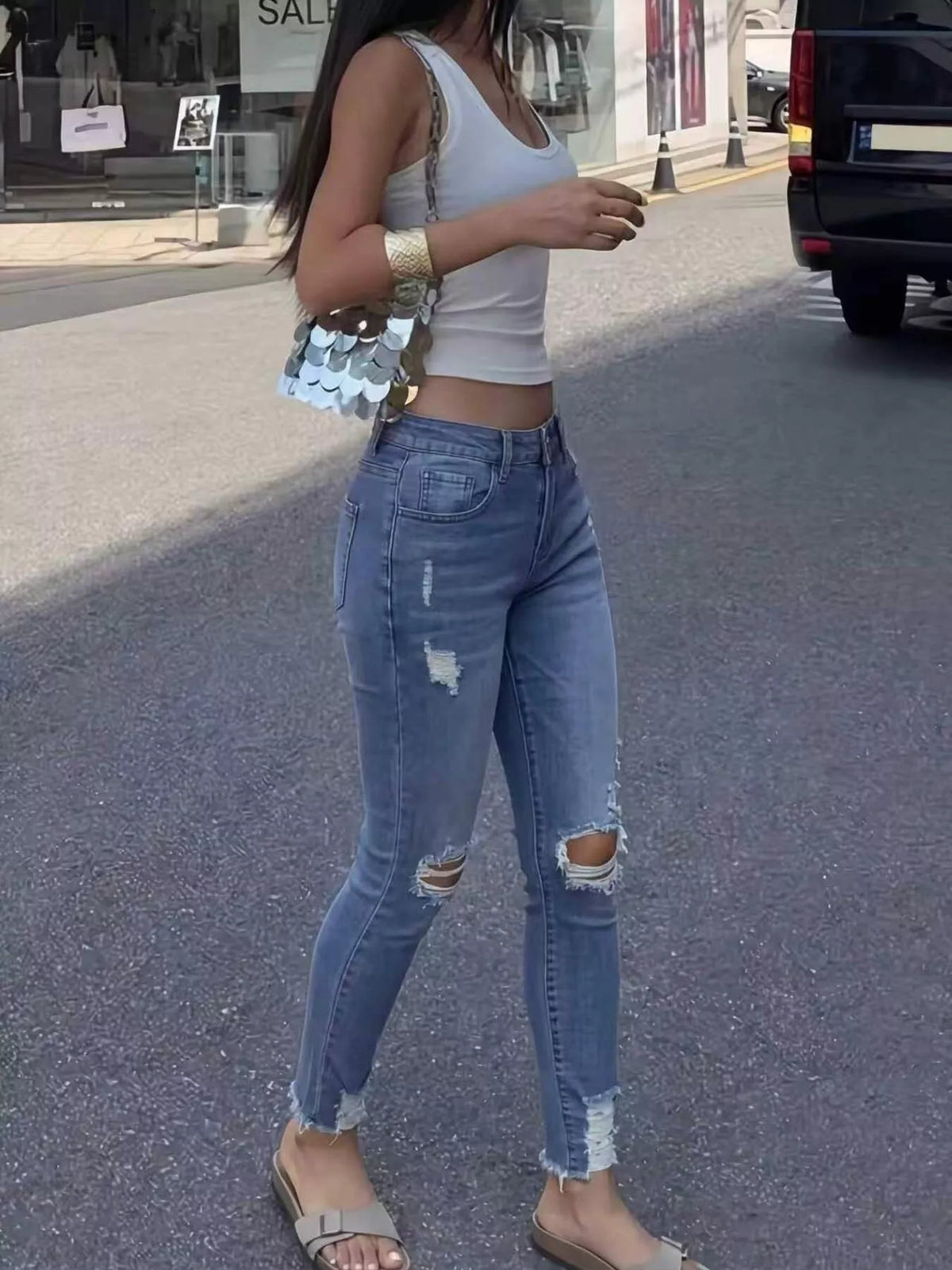 High-waisted blue distressed skinny jeans, image 3